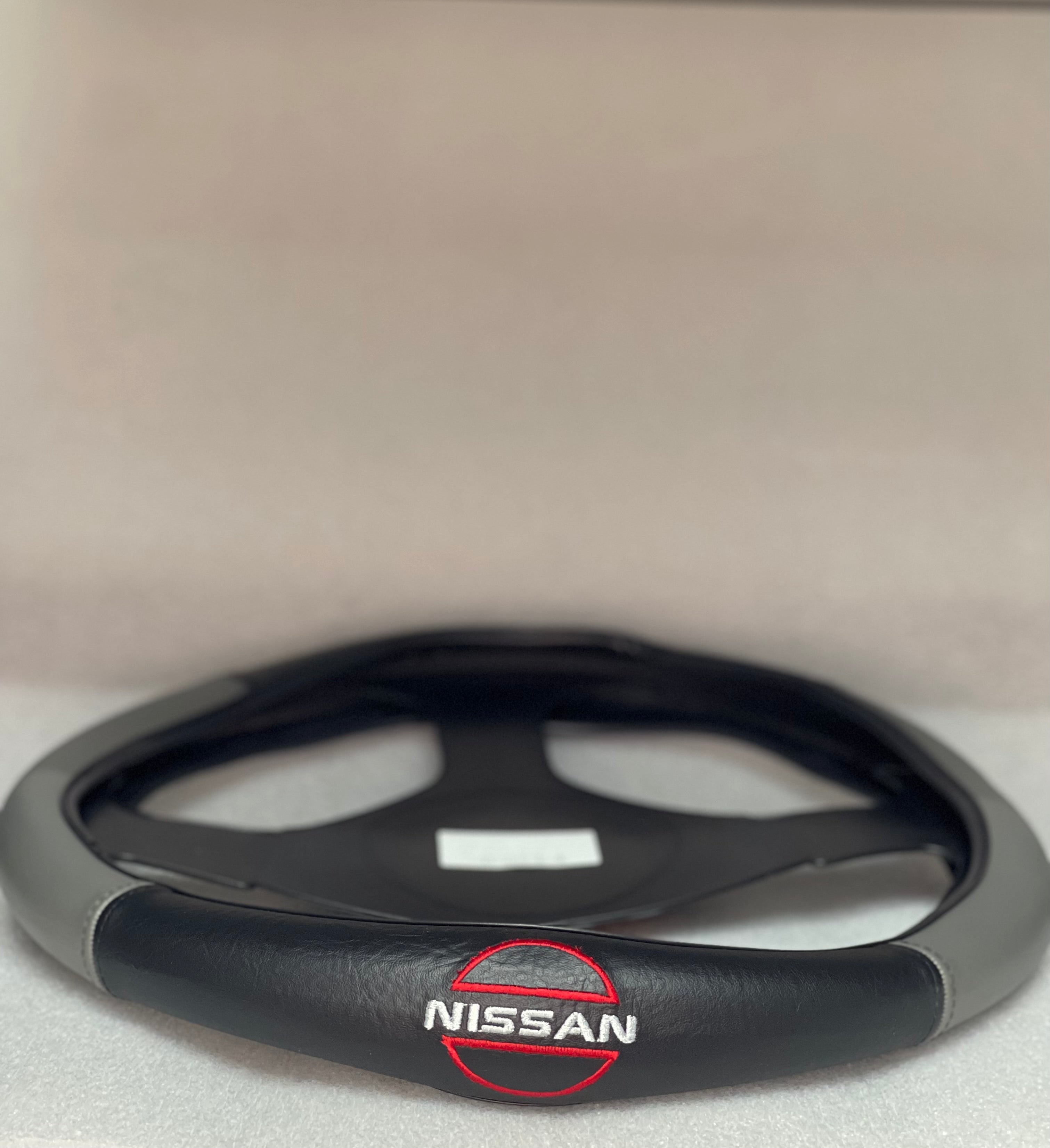 Cover Nissan negro/gris